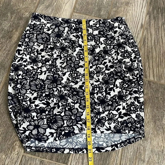 The Limited stretch wrap mini skirt White w/ navy floral print Women’s size 10 - Picture 8 of 13